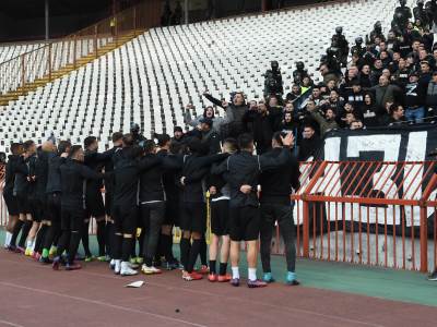  igrači i navijači partizana pred derbi 