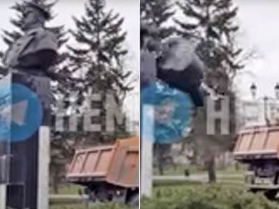  Ukrajinska vojska srušila spomenik maršalu Georgiju Žukovu (VIDEO) 