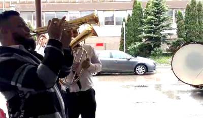  Trubači ispred Hitne pomoći.jpg 