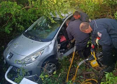  Teška saobraćajka kod Trebinja: Vatrogasci rezali lim da bi izvukli djevojku iz auta 