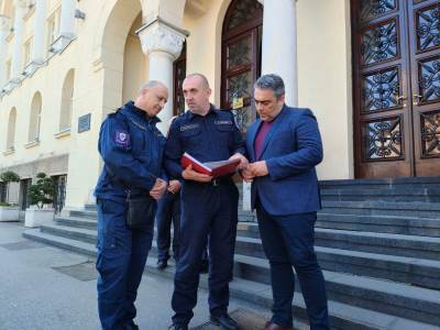  Sindikatlije na pres konferenciji ispred Gradske uprave gdje su skrenuli pažnju da Grada Banjaluka ne poštuje kolektivni ugovor. 