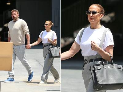  Stajling Dženifer Lopez - tregeri i obična bijela majica 