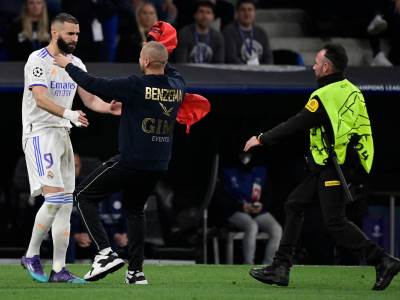  Navijač sa zastavom Albanije utrčao na teren na utakmici Real Madrid - Mančester siti 