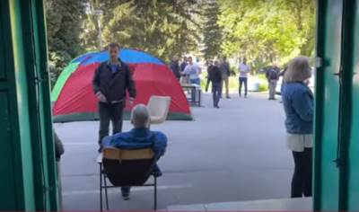  Radnici Zraka stupili u štrajk glađu, postavili šatore ispred zgrade firme 