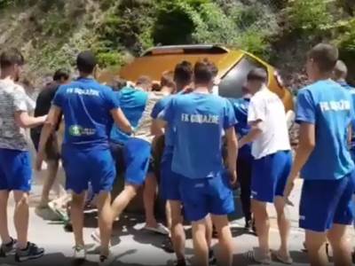  Žena se prevrnula džipom na krov, fudbaleri Goražda ju izvukli iz auta VIDEO 