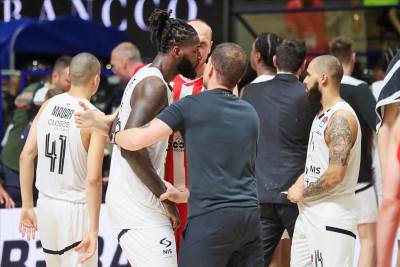  Novi-snimak-haosa-posle-derbija-Zvezda-Partizan-Matijasa-Lesora-drzali-kod-klupe 