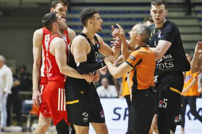  Uros-Trifunovic-slavio-kos-pred-klupom-Zvezd. 