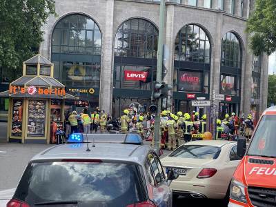  Autom uletio među ljude u Berlinu 