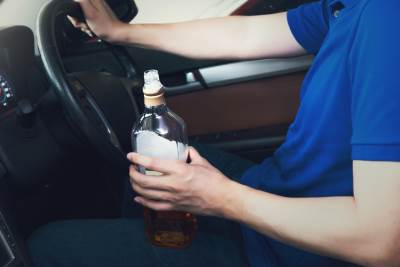  man-holding-a-bottle-of-liquor-while-driving-in-vi-2022-01-28-06-51-43-utc.jpg 