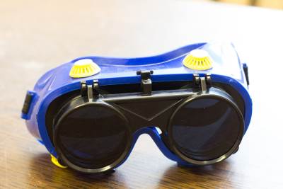  Umjesto medicinskih dobili naočare za varenje: Direktor bolnice u Doboju samoinicijativno platio štetu od 82.000 KM. 