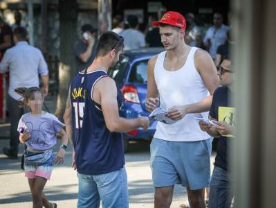  navijač prišao jokiću u njegovom dresu  