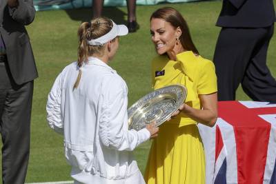  Kejt-Midlton-urucila-trofej-Ribakini-na-Vimbldonu 