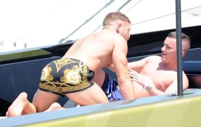  konor mekgregor sa muskarcem na jahti  