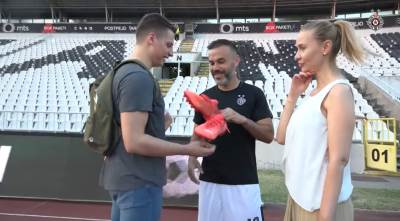  natho poklonio kopačke navijaču  