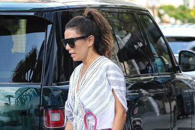  Eva Longorija u ležernoj bijeloj haljini 