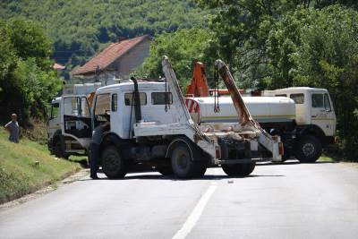  AA-20220801-28548369-28548359-KOSOVO_UKLONJENJE_BARIKADE_NA_PUTU_PREMA_JARINJU.jpg 