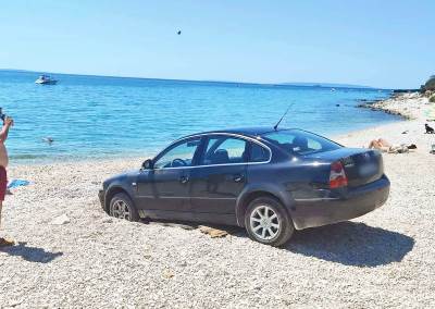  "Peškir ne može, ali auto može": Novi model zauzimanja mjesta na plaži (FOTO) 