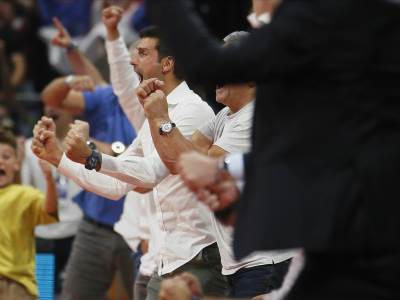  kako je đoković bodrio košarkaše srbije  