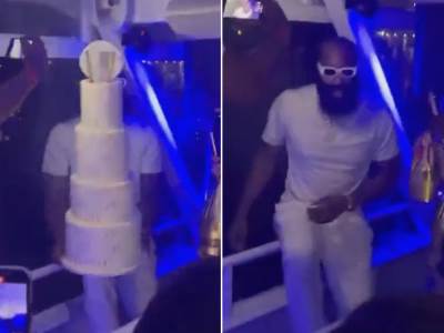  džejms harden bacio tortu u more  