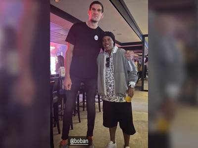  Boban Marjanović i Ronaldinjo na koncertu 