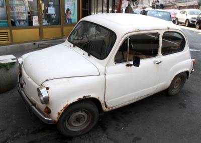  Usred Pariza prodaje "fiću" za 5.700 evra! 