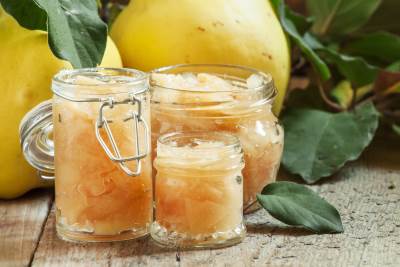  pink-quince-jam-in-glass-jars-and-fresh-quince-wit-2021-08-27-12-15-11-utc.jpg 