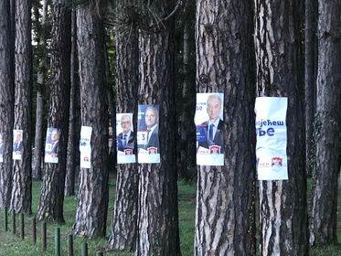  Plakati SDS-a u Park šumi Slatina 