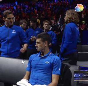  Rodzer-Federer-odusevljen-igrom-Novaka-Djokovica-na-Lejver-kupu 