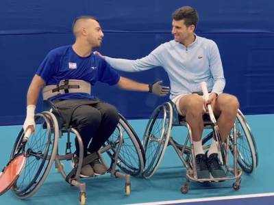  novak đoković igrao tenis u kolicima  