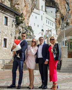  Dragan-Stojkovic-Piksi-krstio-unuku-u-manastiru-Ostrog. 