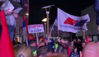  Zastava SNS na protestu opozicije u Banjaluci 