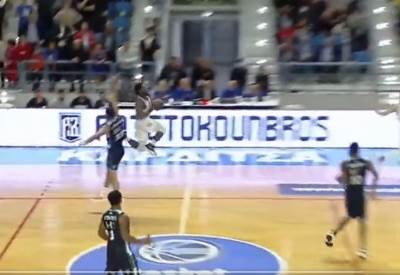  Amerikanac pogodio sa svoje polovine za pobjedu u grčkoj ligi 