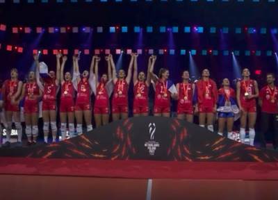  Odbojkasce-Srbje-pevaju-Boze-pravde-poslije-finala-Svjetskog-prvenstva 