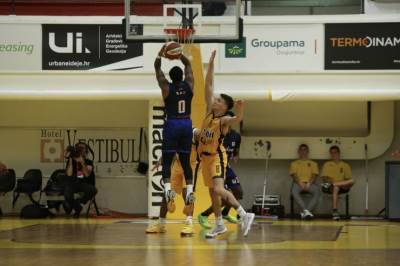  igrač igokee podigao tri prsta u splitu 