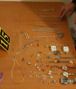  Banjalučanin pomoću merdevina upadao u stanove i krao zlatni nakit 