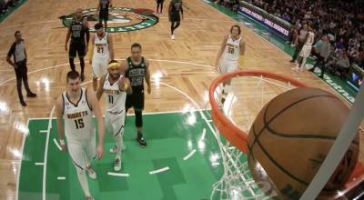  Nikola Jokić se smijao kada se lopta zaglavila između obruča i table 