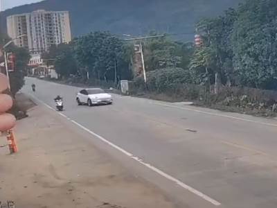  Podivljali automobil Tesla 