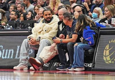  Drejk u kaputu sa medvjedićima 