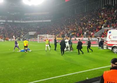  Navijački neredi u Turskoj Goztepe - Altaj Huligan tukao golmana 