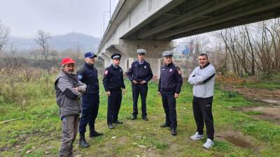  Detalji spašavanja žene koja je skočila u rijeku Bosnu 