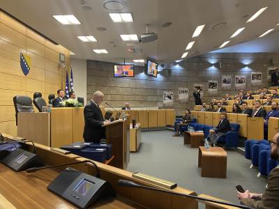  Poslanici položili zakletve  