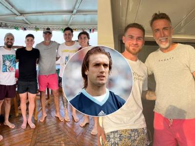  Gabrijel Batistuta i fudbaleri Argentine na jahti Hulijan Alvarez i Aleksis Mekalister 