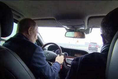  Putin vozi mercedes preko Krimskog mosta 