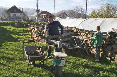  Vladimir iz Arilja napravio mašinu za sječenje drva 