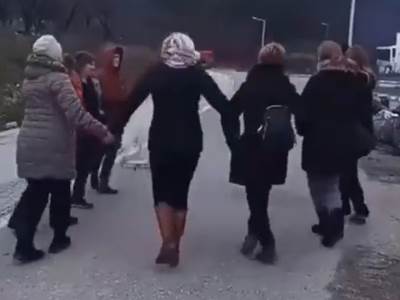  SITUACIJA NAPETA, A SRBI ZAIGRALI KOLO NA BARIKADAMA! Neće odustati od protesta sve dok ne bude ISPUNJEN uslov (VIDEO) 