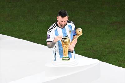  Lionel Mesi podigao pehar svjetskog prvaka 
