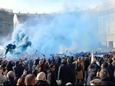  Navijači Lacija upalili baklje na sahrani Siniše Mihajlovića 