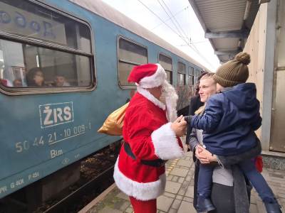  Deda Mraz obradovao mališane u vozu Doboj - Stanari 