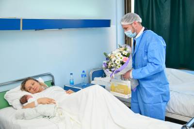  Stanivuković zlatnikom darivao prvu banjalučku bebu 