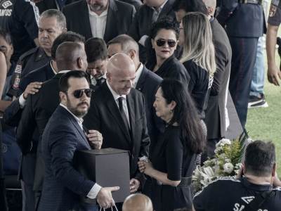  đani infantino pravi selfije na peleovoj sahrani 